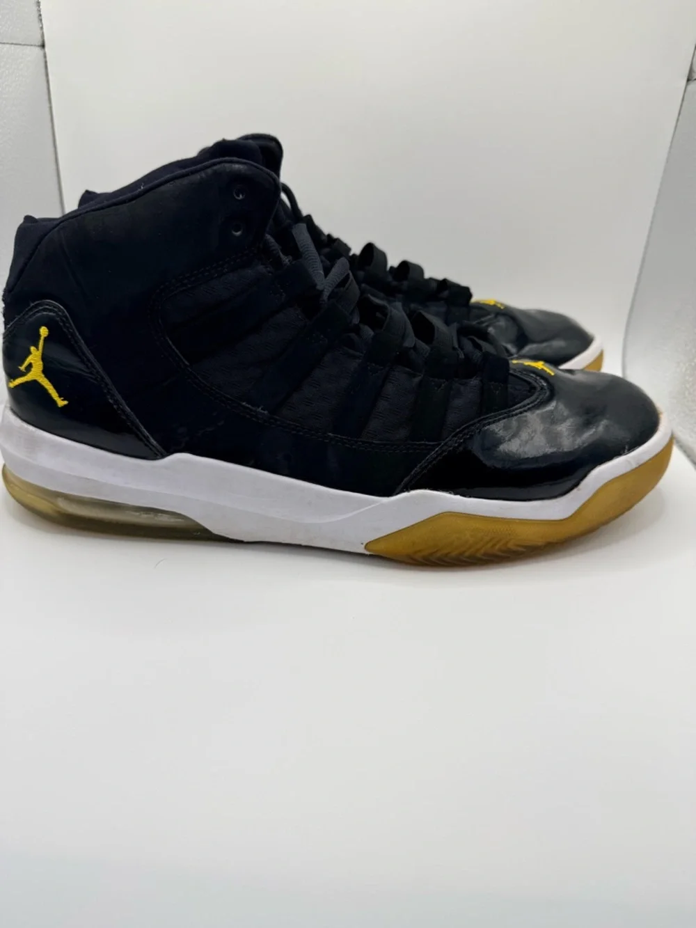 NIKE JORDAN Max Aura Men’s Black University Gold White Athletic Sneakers Sz 11.5
